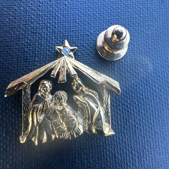 Vintage Christmas Nativity Manger Scene Rhinestone Star Gold Toned Brooch - Picture 3 of 4